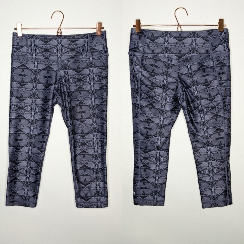 ✨3/$15 MPG grey geometric print crop workout legging M